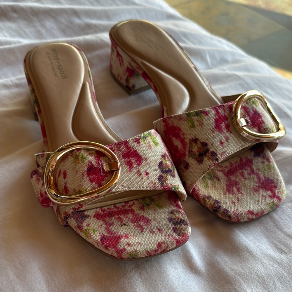 Easy Spirit Cream and Gold Sandals with Open-Toe Design